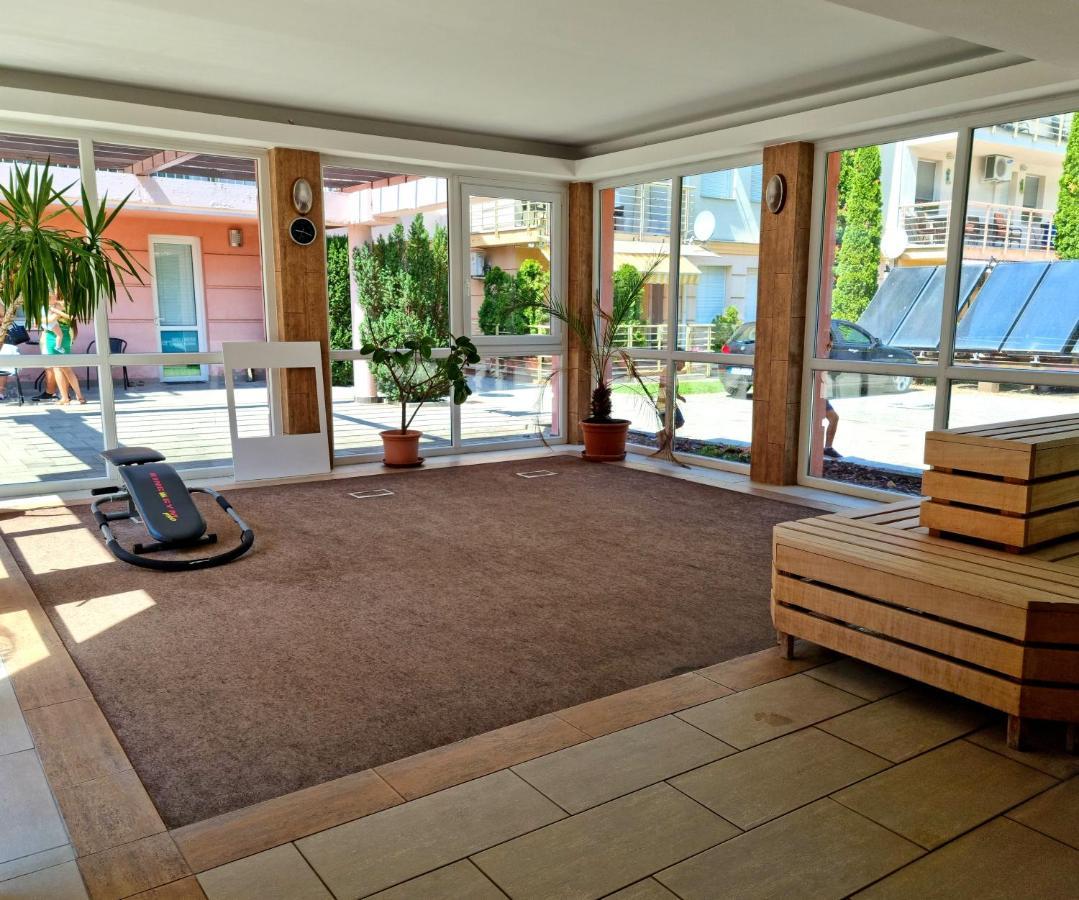 Relax Wellness Studio Hajduszoboszlo Apartment Luaran gambar