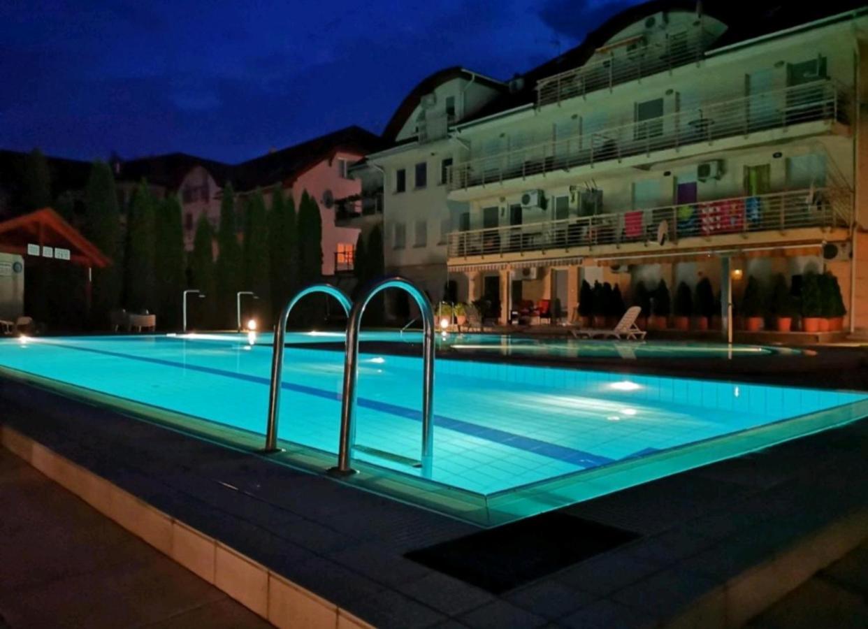 Relax Wellness Studio Hajduszoboszlo Apartment Luaran gambar