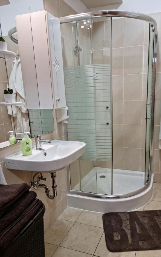 Relax Wellness Studio Hajduszoboszlo Apartment Luaran gambar